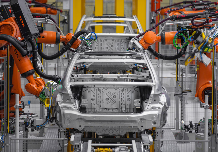 Carbon fiber can be found in the 7 Series' B- and C-pillars, rocker panels, roof bows and rails, transmission tunnel and rear deck of the 7 Series, which will be built in Dingolfing, Germany. (Provided by BMW)