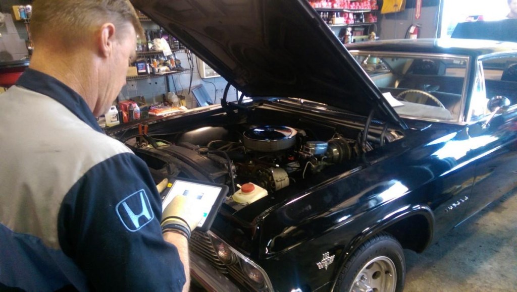 A Meineke technician prepares an "e-inspection" of a car using a table. (Provided by Meineke)