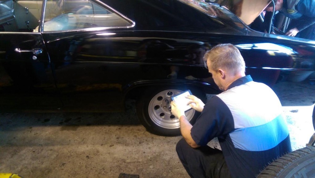 A Meineke technician prepares an "e-inspection" of a car using a table. (Provided by Meineke)