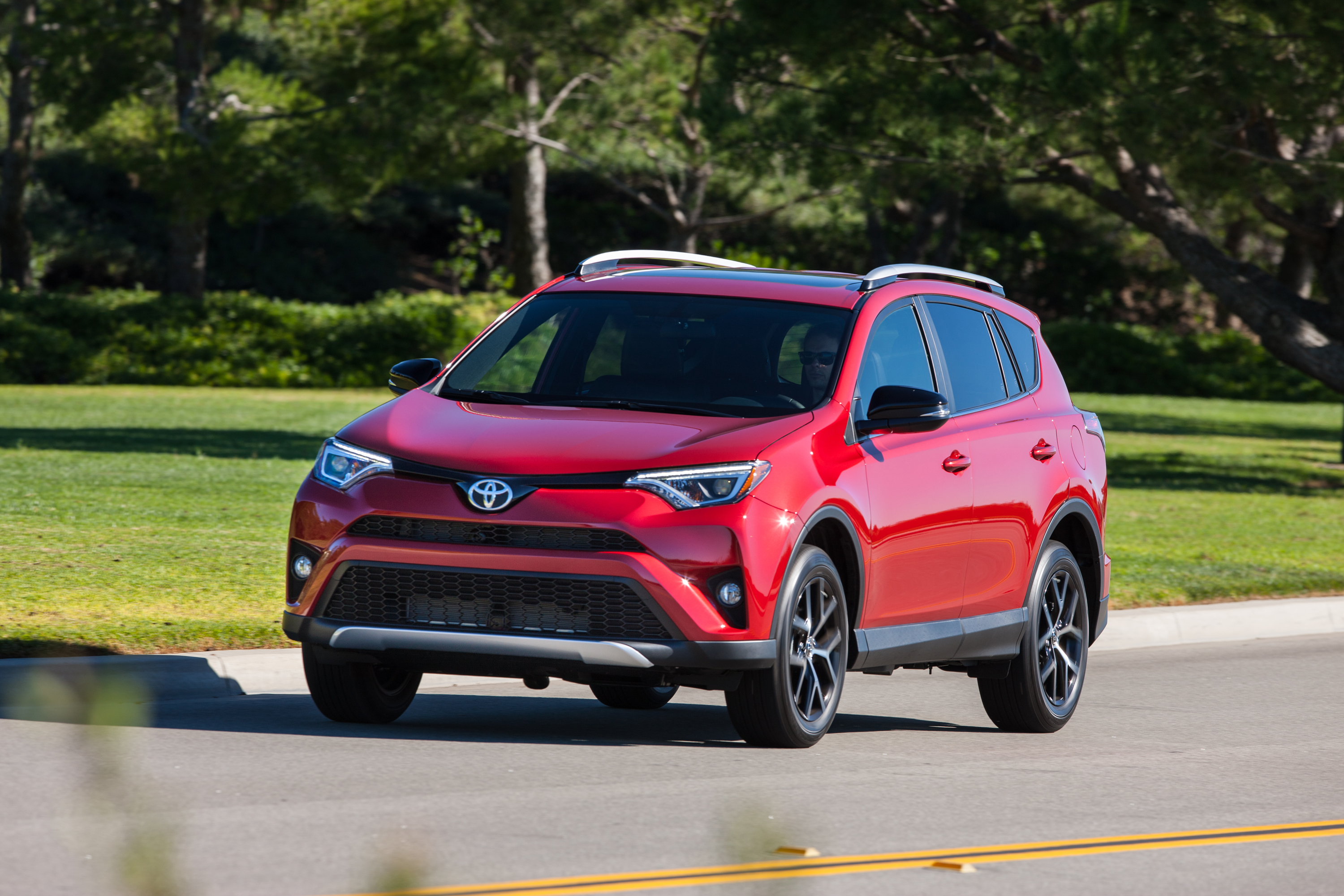 Рав 4. Toyota rav4 кроссовер. Джип Toyota RAV 4 2020. Toyota rav4 2016 года. Тойота рав 4 новая красная.