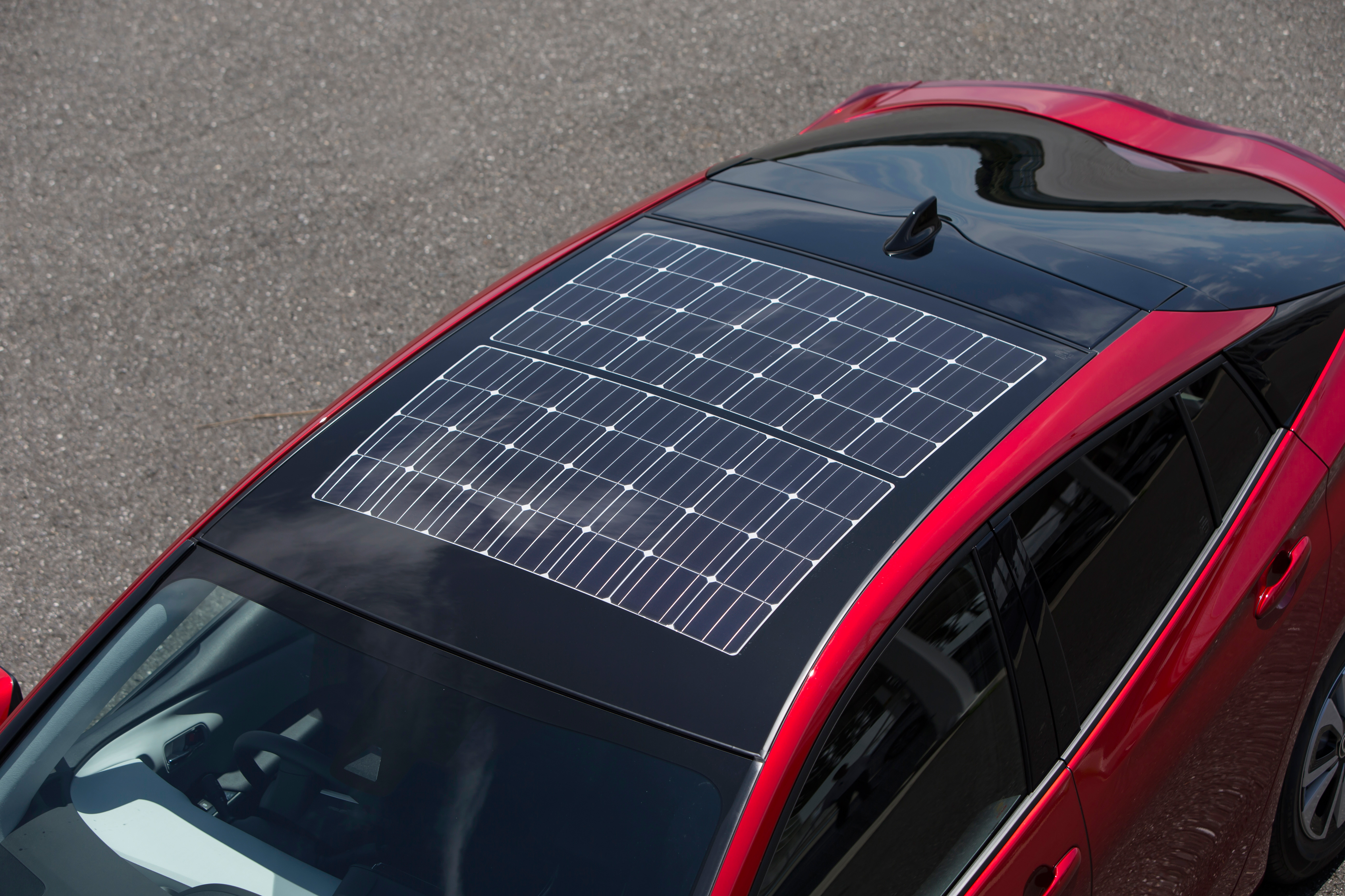 Солнечная батарея автомобильный аккумулятор. Тойота Приус на солнечных батареях. Тойота Приус с солнечной батареей на крыше. Toyota Prius с солнечной батареей. Tesla Solar Roof машина.
