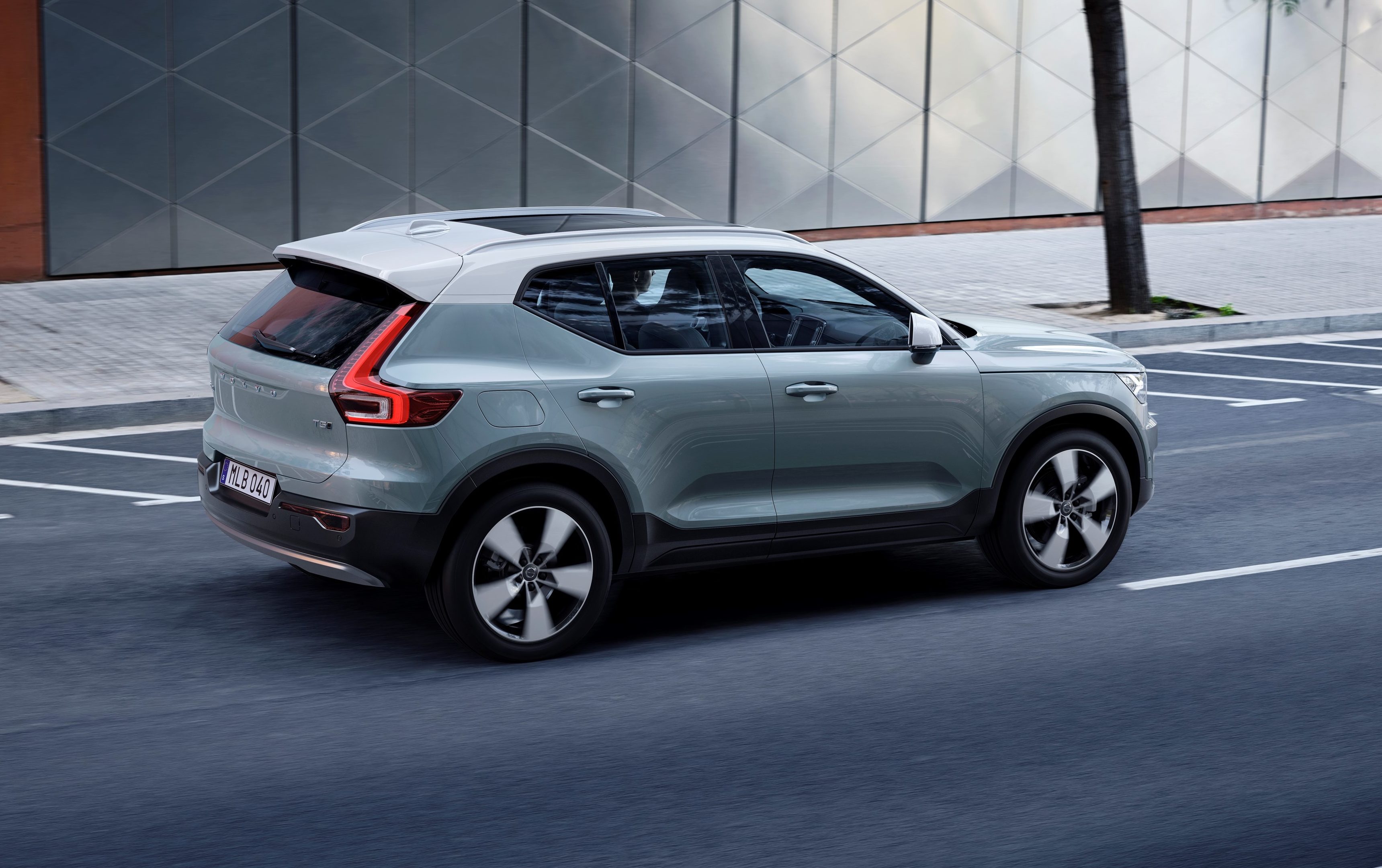 Volvo XC40 has twotone option, exterior remains steel, offers allinclusive ownership model