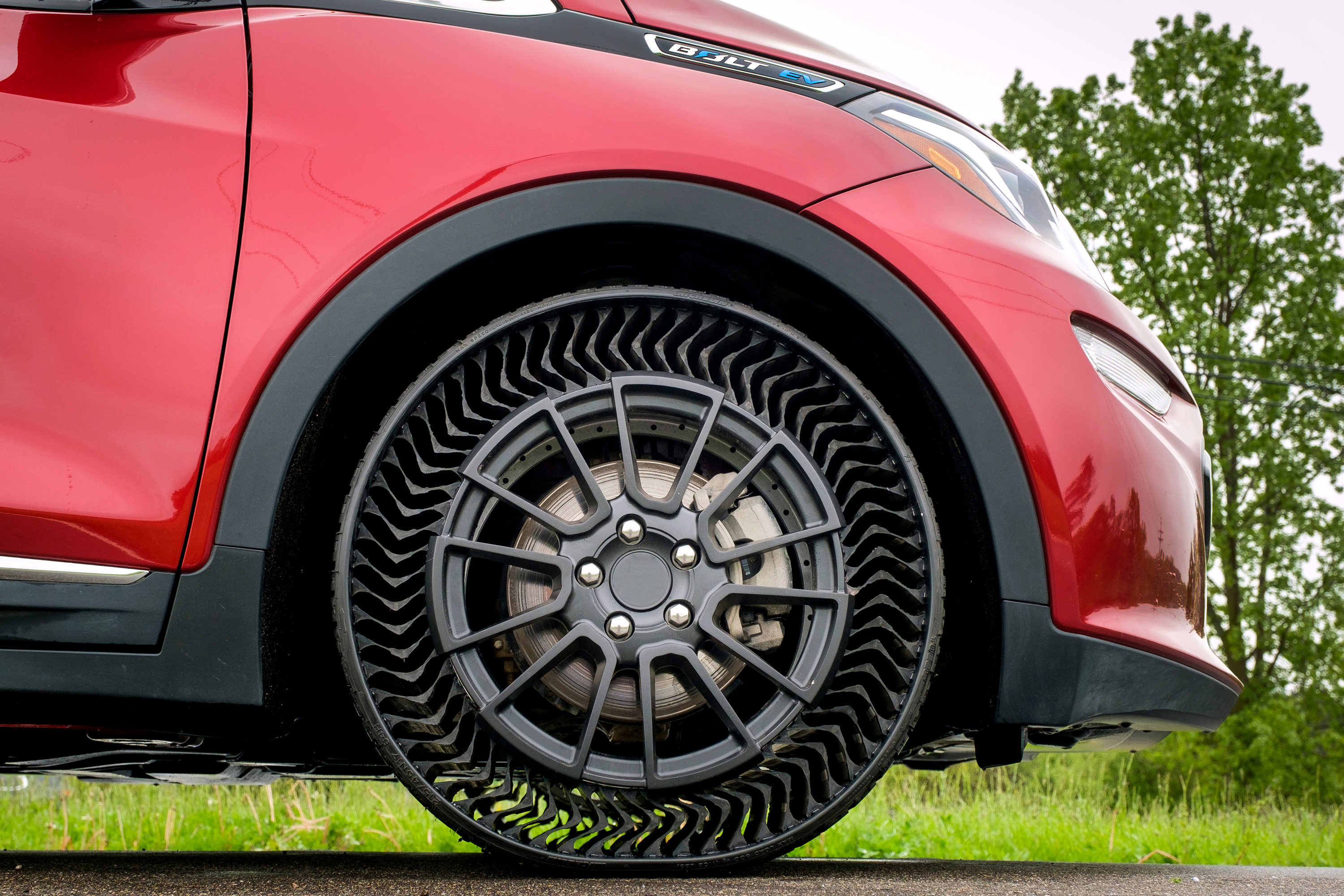 GM targets Michelin airless tires for 2024, will test them this year