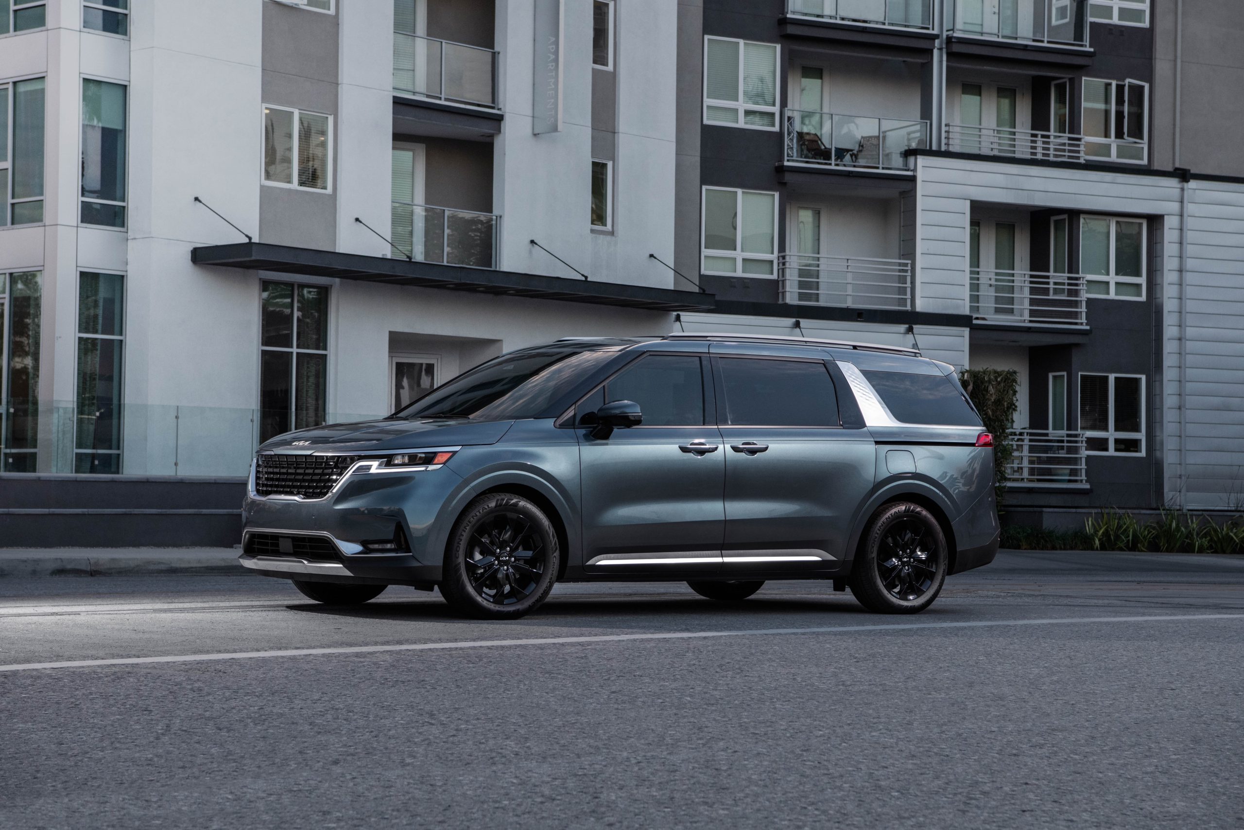 2022 KIA Carnival 11 seater minivan that actually looks.... decent