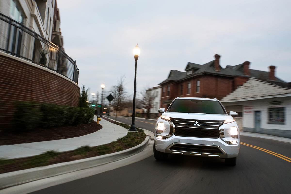 Mitsubishi alters headlight adjustment on Outlander, wins IIHS Top Safety  Pick+